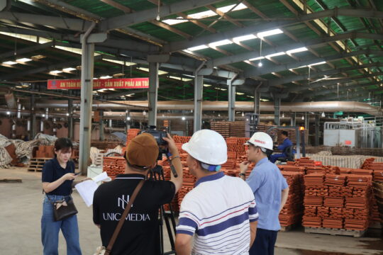 UNIC MEDIA X XE NÂNG BÌNH MINH: NÂNG TẦM CHIẾN DỊCH THƯƠNG HIỆU 2026. 3 UNIC MEDIA lên kịch bản chi tiết cho phóng sự doanh nghiệp